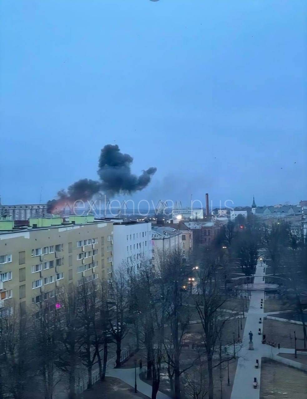 У російському Виборзі атаковано порт: сталася пожежа. Фото і відео