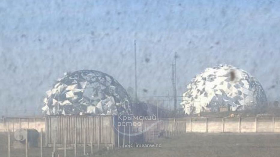 Подтвердилось повреждение радиопрозрачных куполов РЛС оккупантов под Евпаторией. Спутниковые фото