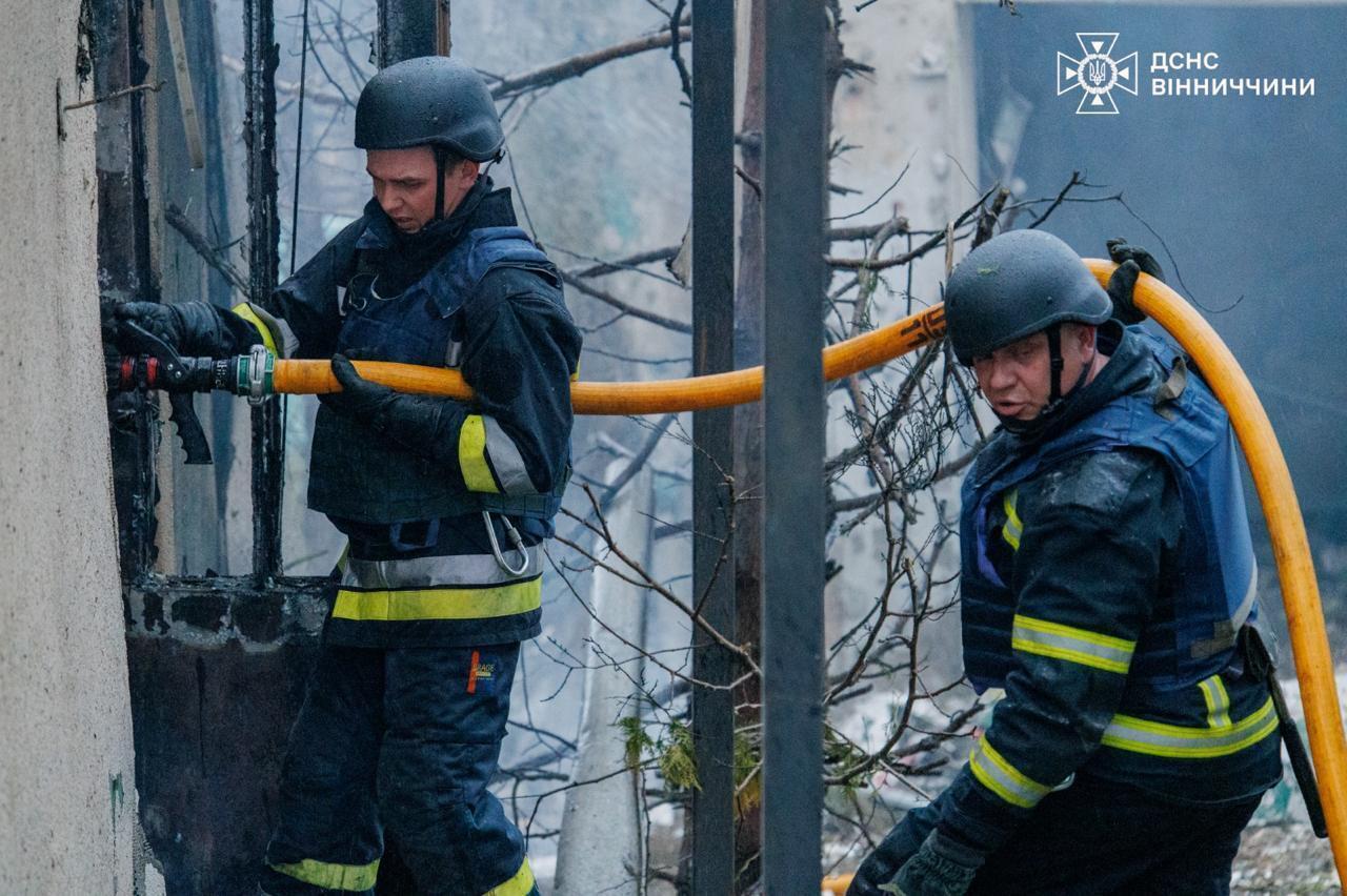 На Вінниччині кількість постраждалих внаслідок атаки РФ зросла до 18 осіб. Фото і відео