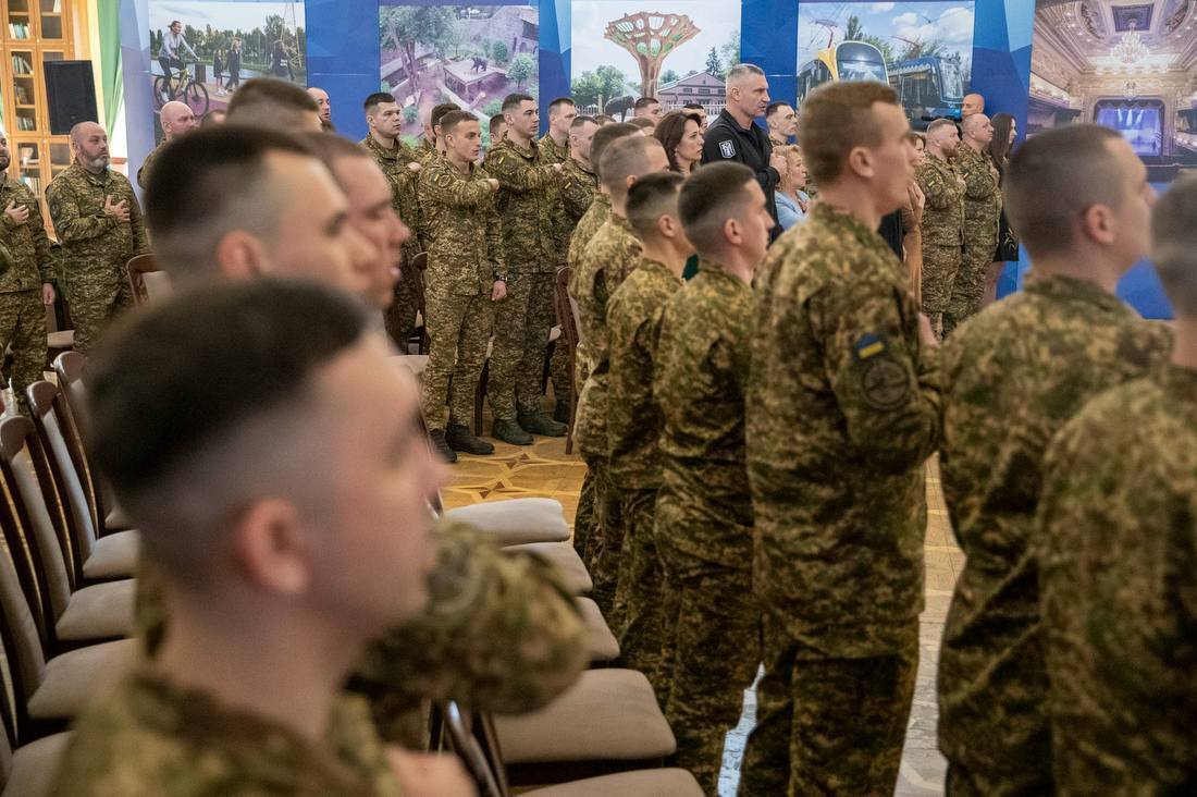 Кличко наградил воинов Нацгвардии медалями от столицы. Фото
