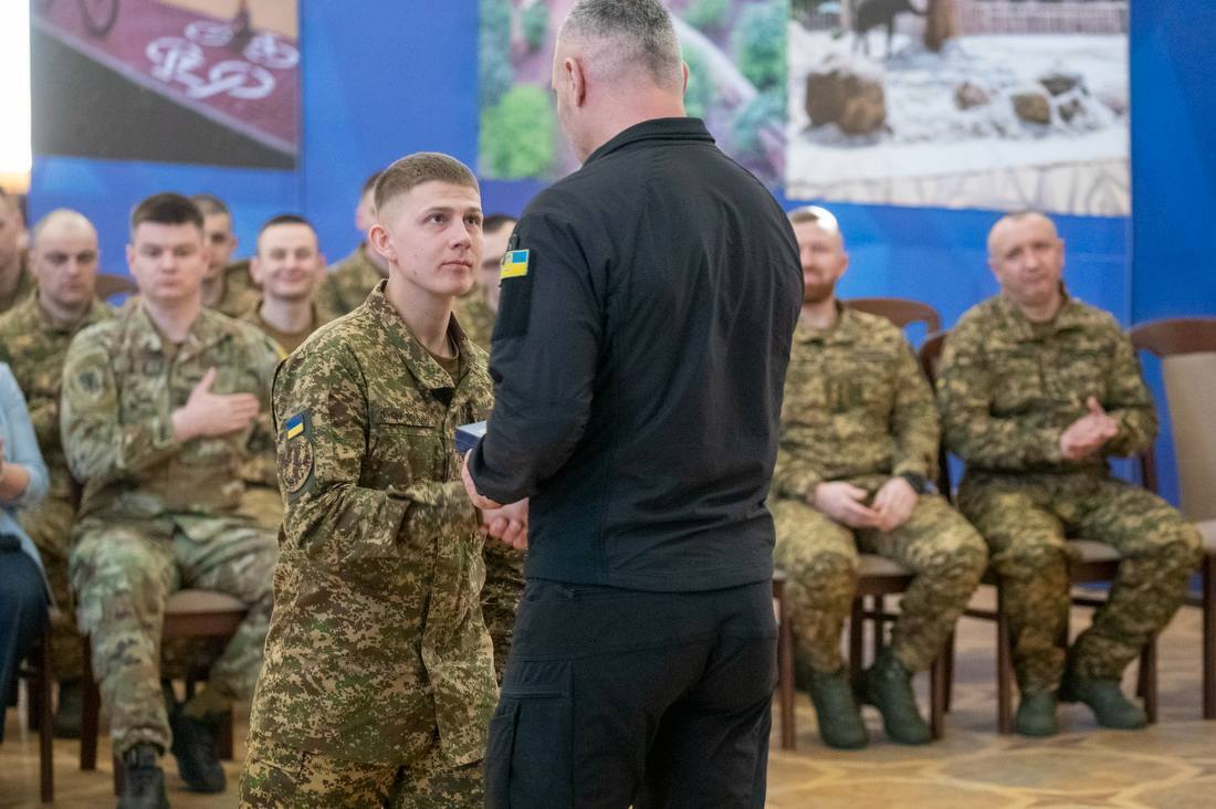 Кличко наградил воинов Нацгвардии медалями от столицы. Фото