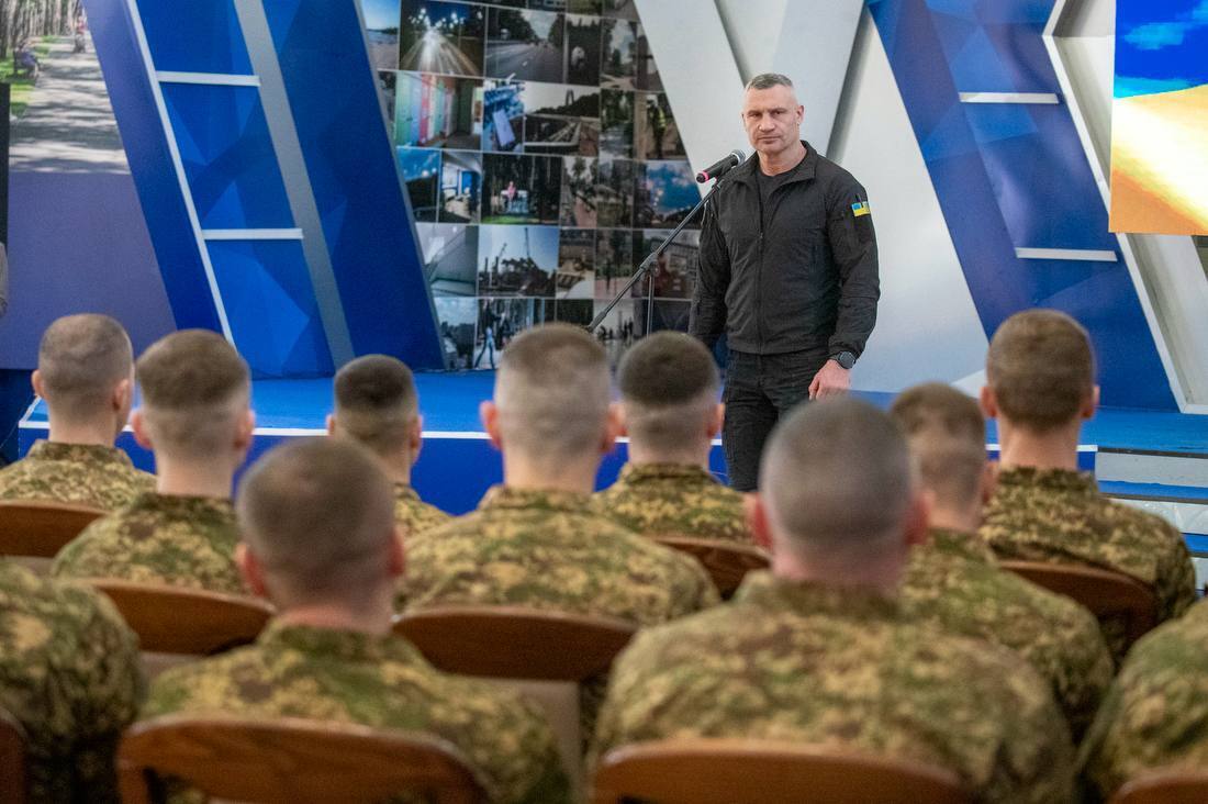 Кличко наградил воинов Нацгвардии медалями от столицы. Фото