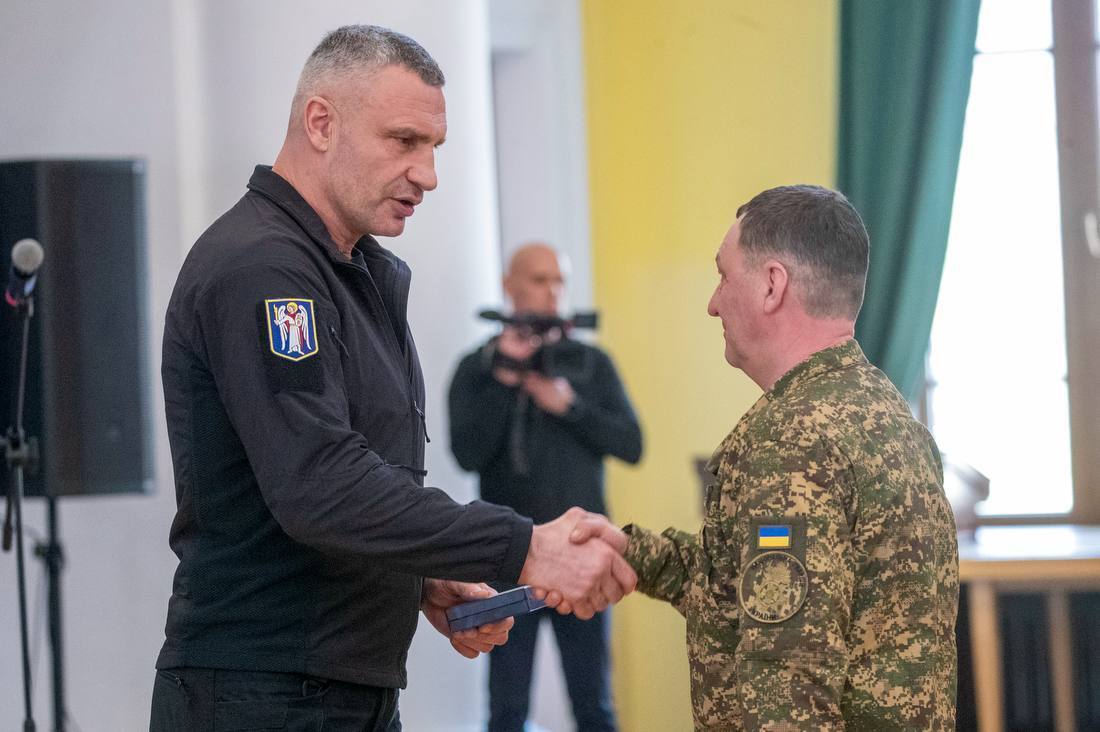 Кличко наградил воинов Нацгвардии медалями от столицы. Фото