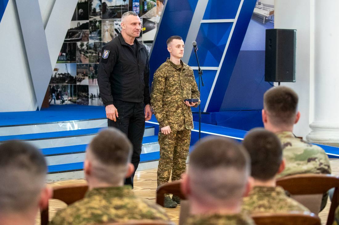 Кличко наградил воинов Нацгвардии медалями от столицы. Фото