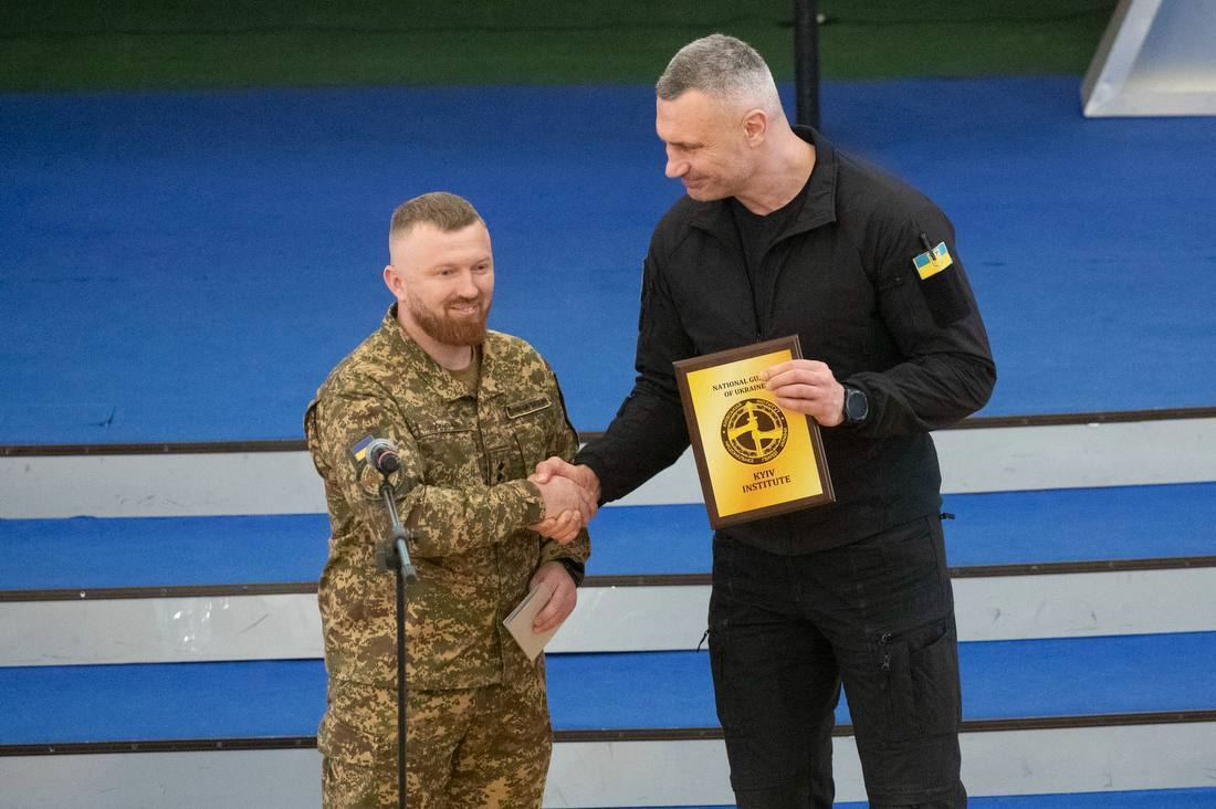 Кличко наградил воинов Нацгвардии медалями от столицы. Фото