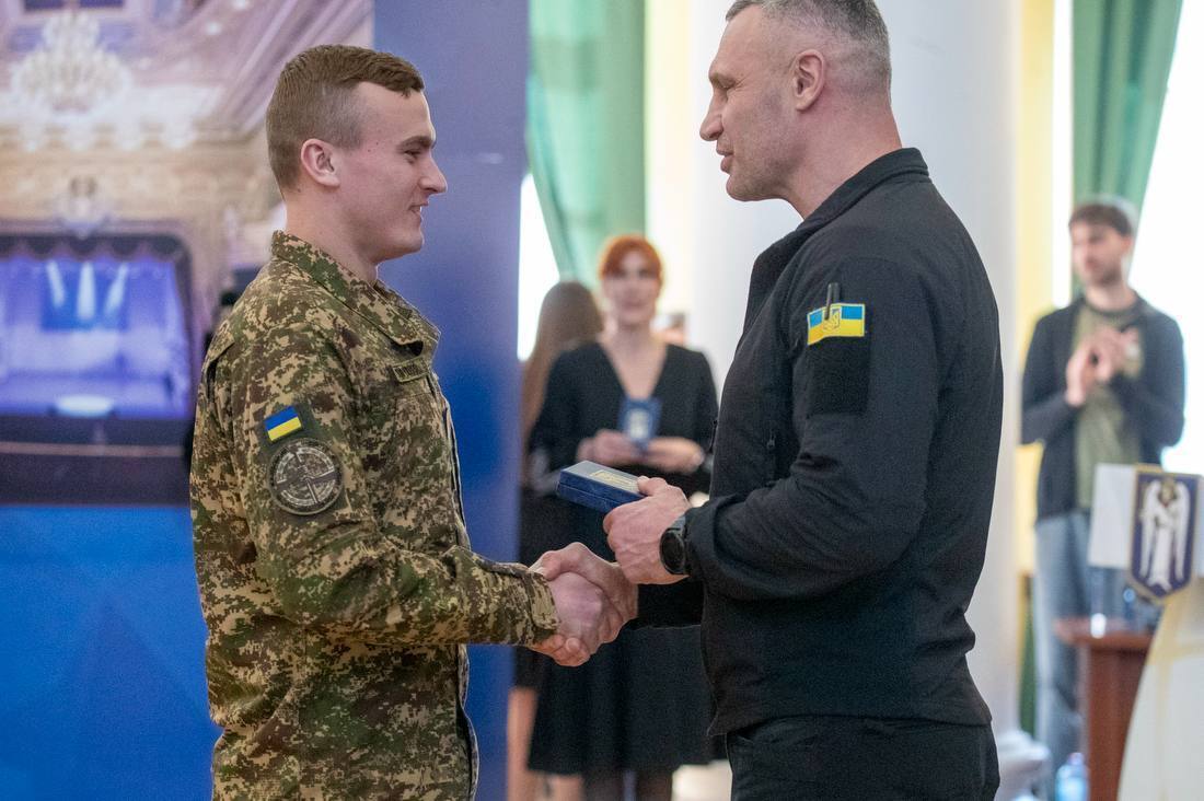 Кличко наградил воинов Нацгвардии медалями от столицы. Фото