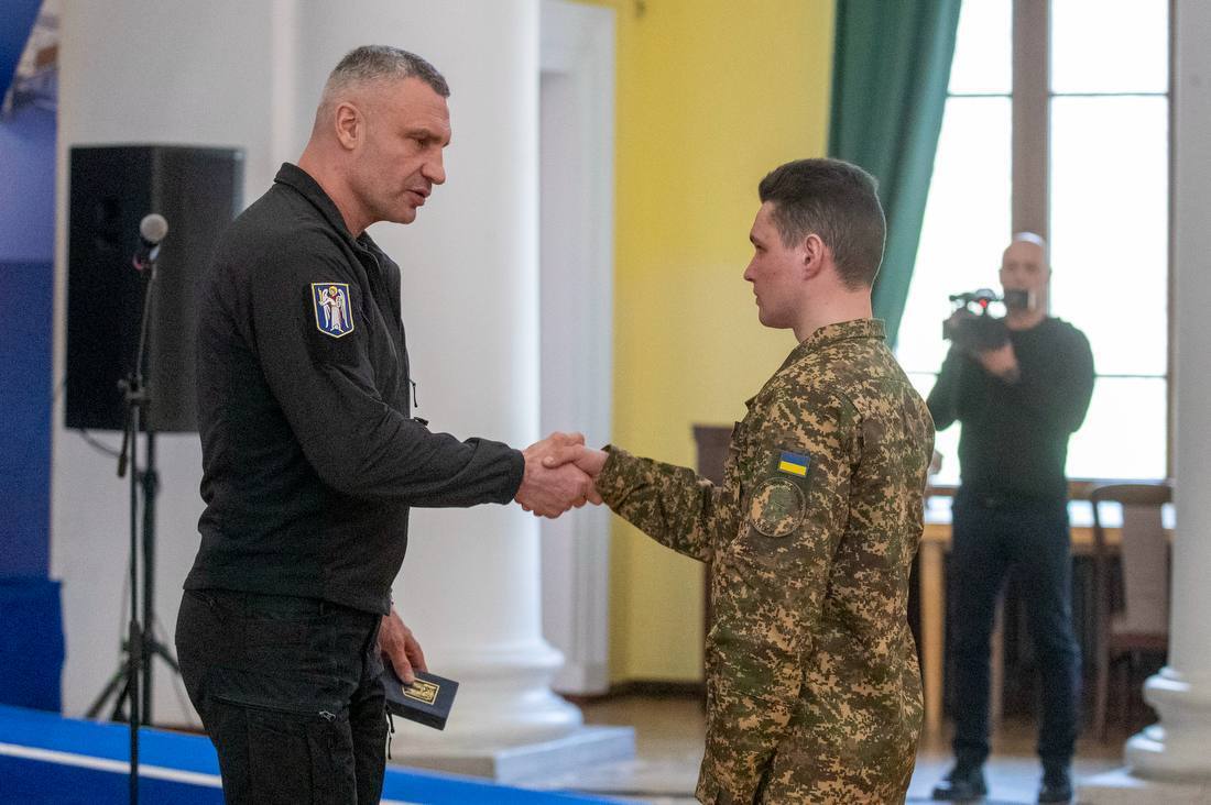 Кличко наградил воинов Нацгвардии медалями от столицы. Фото
