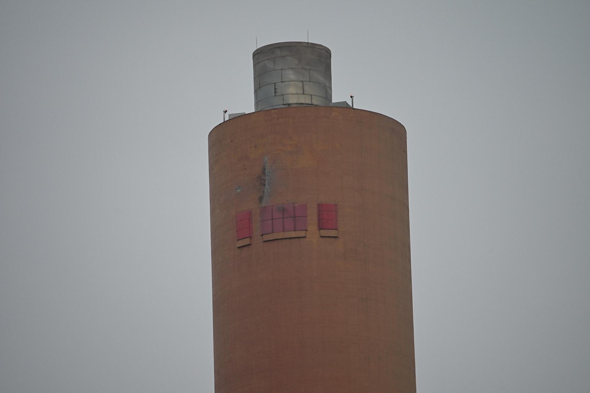 В Естонії дрон, який залетів із Росії, влучив у трубу електростанції: що відомо