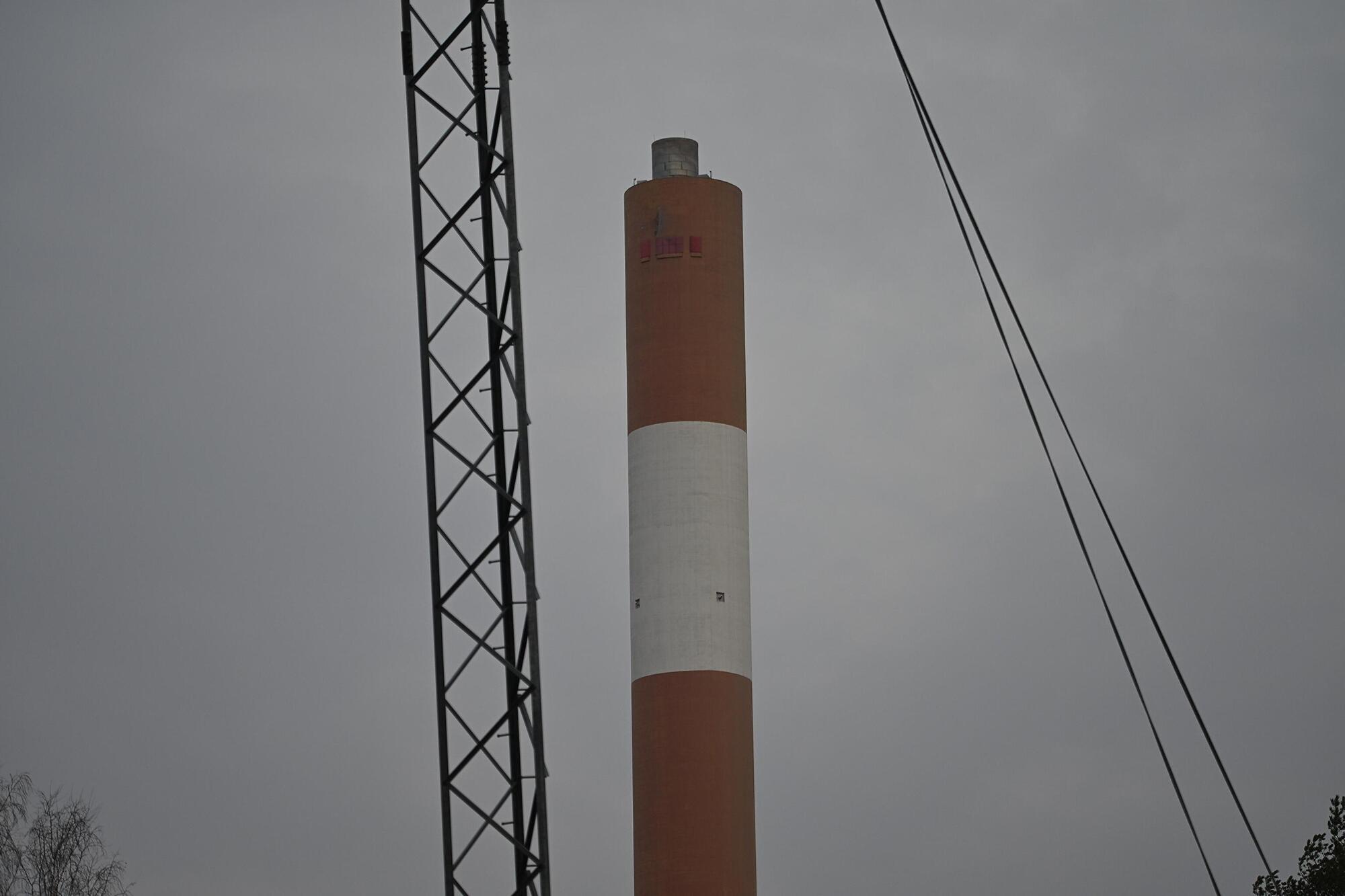 В Естонії дрон, який залетів із Росії, влучив у трубу електростанції: що відомо