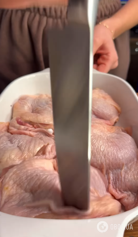 Сочные куриные бедра к картофелю: можно вкусно приготовить на ужин