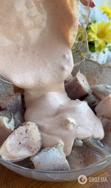 Ніжний запечений хек у сметані: як смачно приготувати улюблену рибу