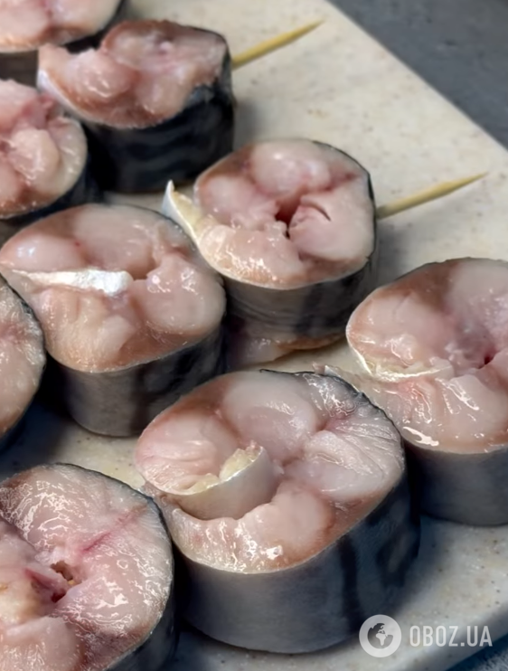 Вкусный шашлык из скумбрии для праздничного стола: делимся легким рецептом