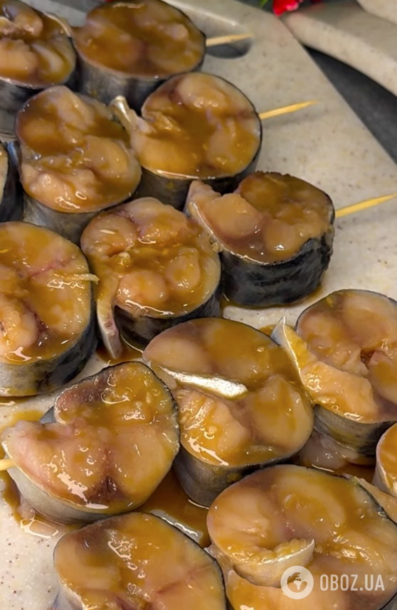 Вкусный шашлык из скумбрии для праздничного стола: делимся легким рецептом