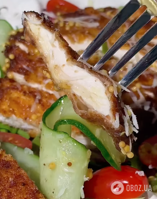 Вкуснее, чем "Цезарь": сытный и легкий салат из овощей, зелени и филе за 10 минут