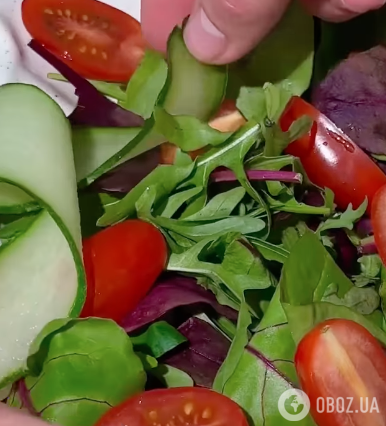 Вкуснее, чем "Цезарь": сытный и легкий салат из овощей, зелени и филе за 10 минут