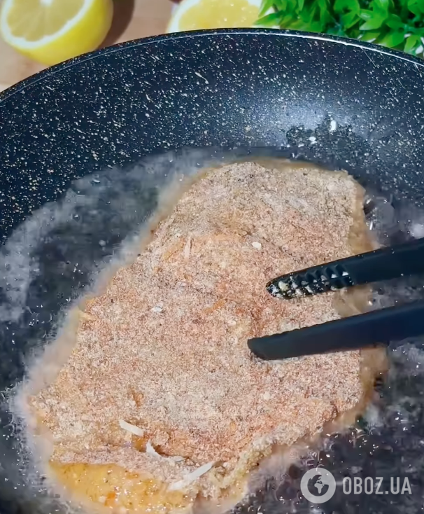 Вкуснее, чем "Цезарь": сытный и легкий салат из овощей, зелени и филе за 10 минут