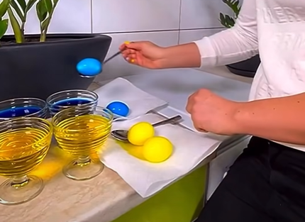 Как сделать сине-желтые пасхальные яйца: простой способ