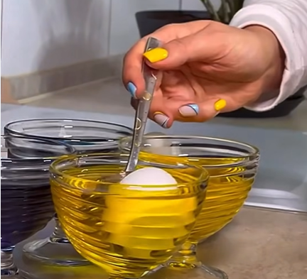 Как сделать сине-желтые пасхальные яйца: простой способ