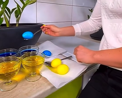 Как сделать сине-желтые пасхальные яйца: простой способ