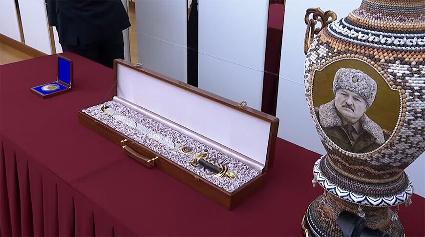 "Про всяк випадок": Лукашенко і Кім Чен Ин обмінялися цікавими подарунками. Фото