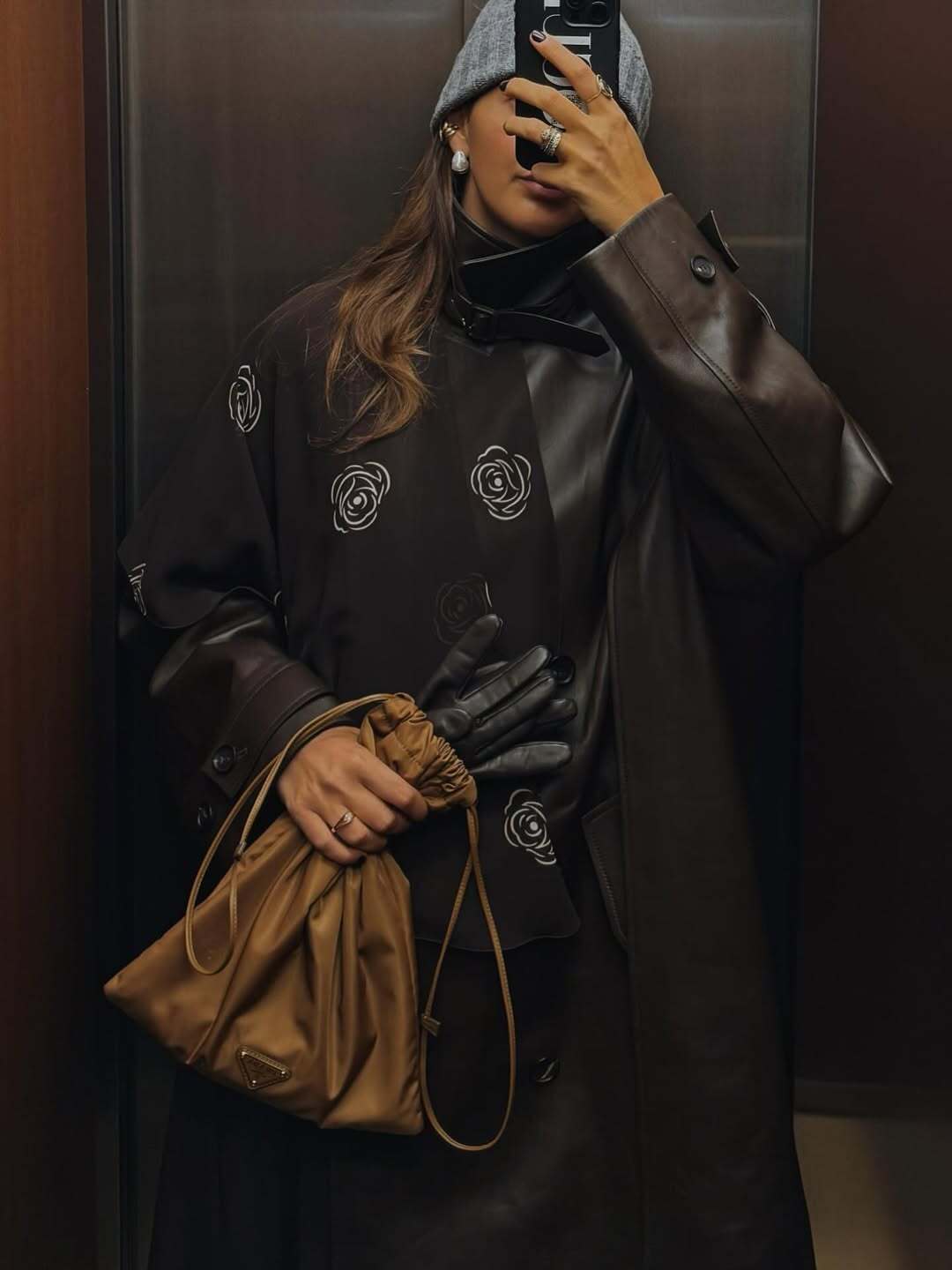 Забудьте о традиционных сумках: что за странные "мешки" появились на подиумах и в коллекциях модниц