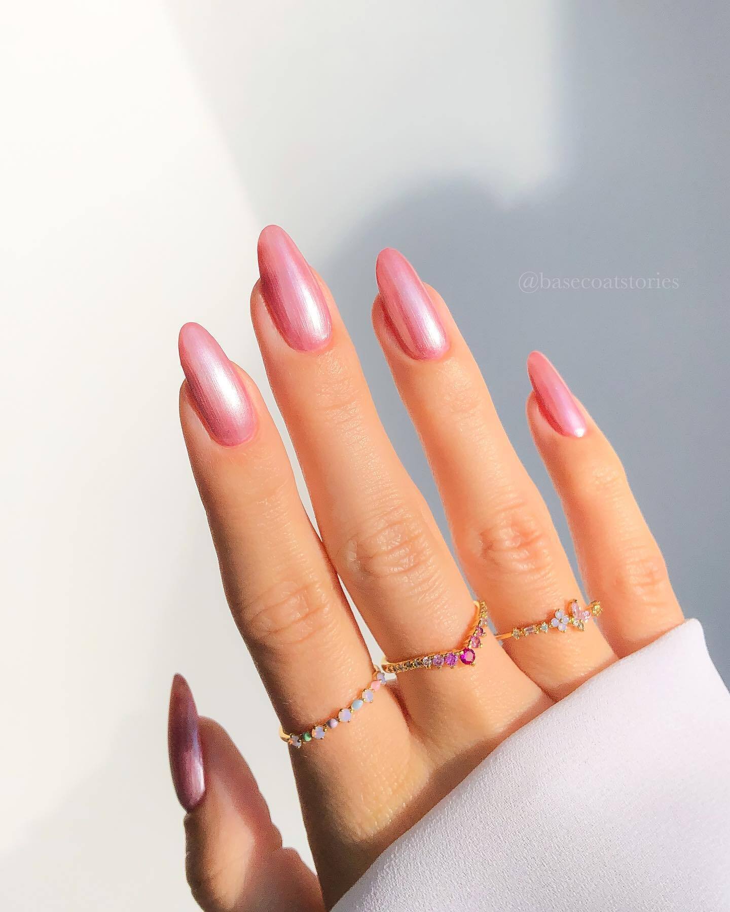 Бежевий у минулому: сім несподіваних кольорів манікюру на весну 2026