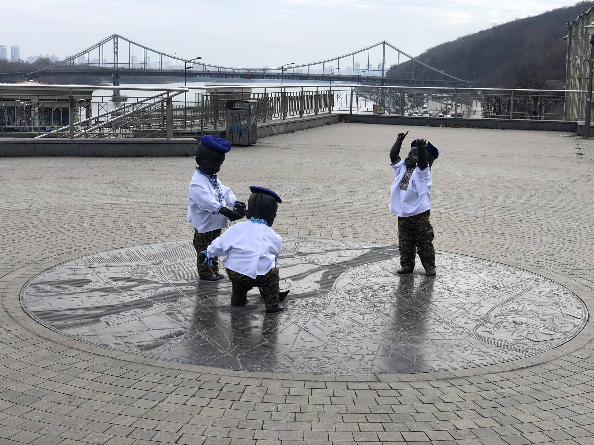 На честь Дня Нацгвардії України переодягли скульптури малюків – засновників Києва. Фото