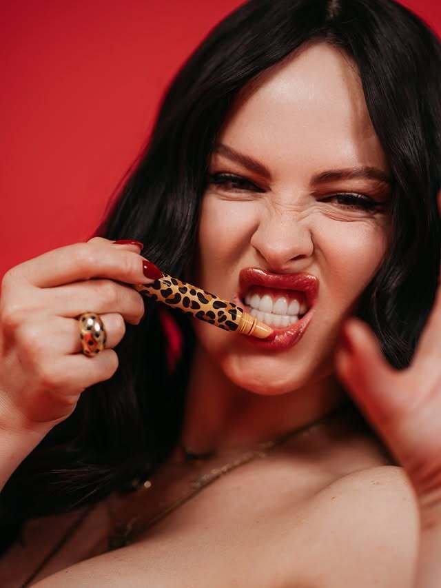 В сетчатых колготках и леопардовом корсете: Легенда Playboy Даша Астафьева неожиданно вернулась к пикантным фотосессиям