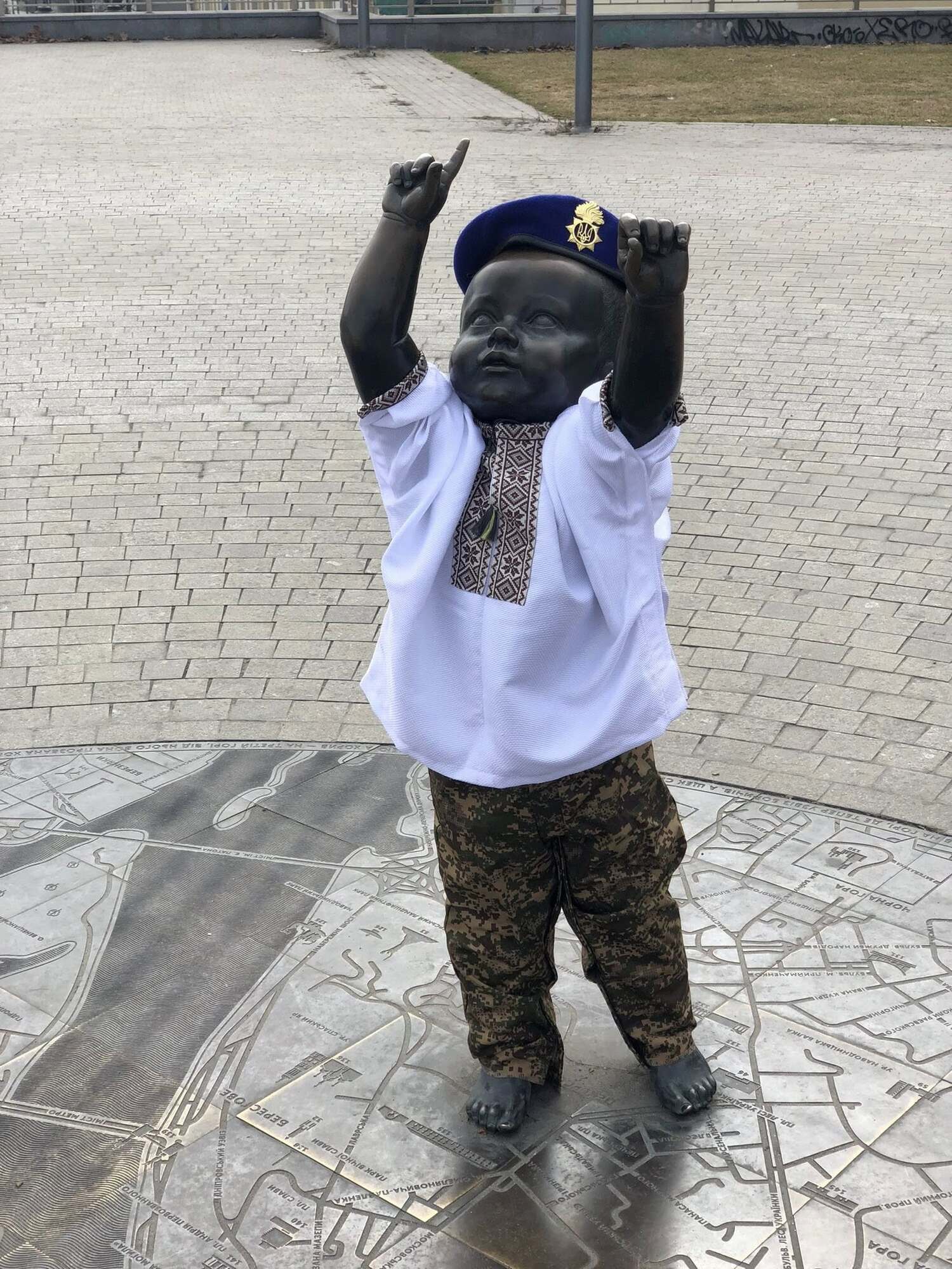 На честь Дня Нацгвардії України переодягли скульптури малюків – засновників Києва. Фото