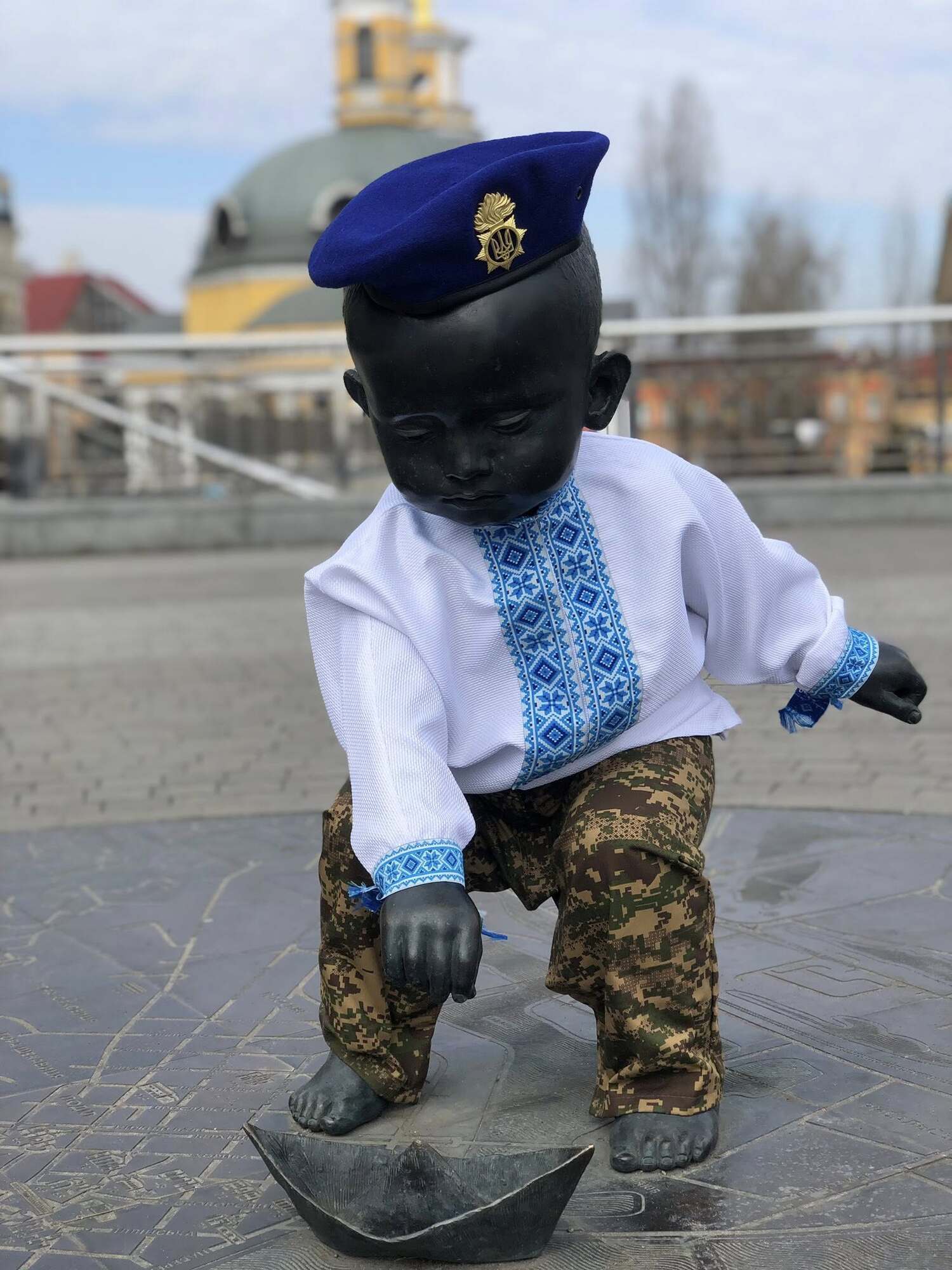 На честь Дня Нацгвардії України переодягли скульптури малюків – засновників Києва. Фото