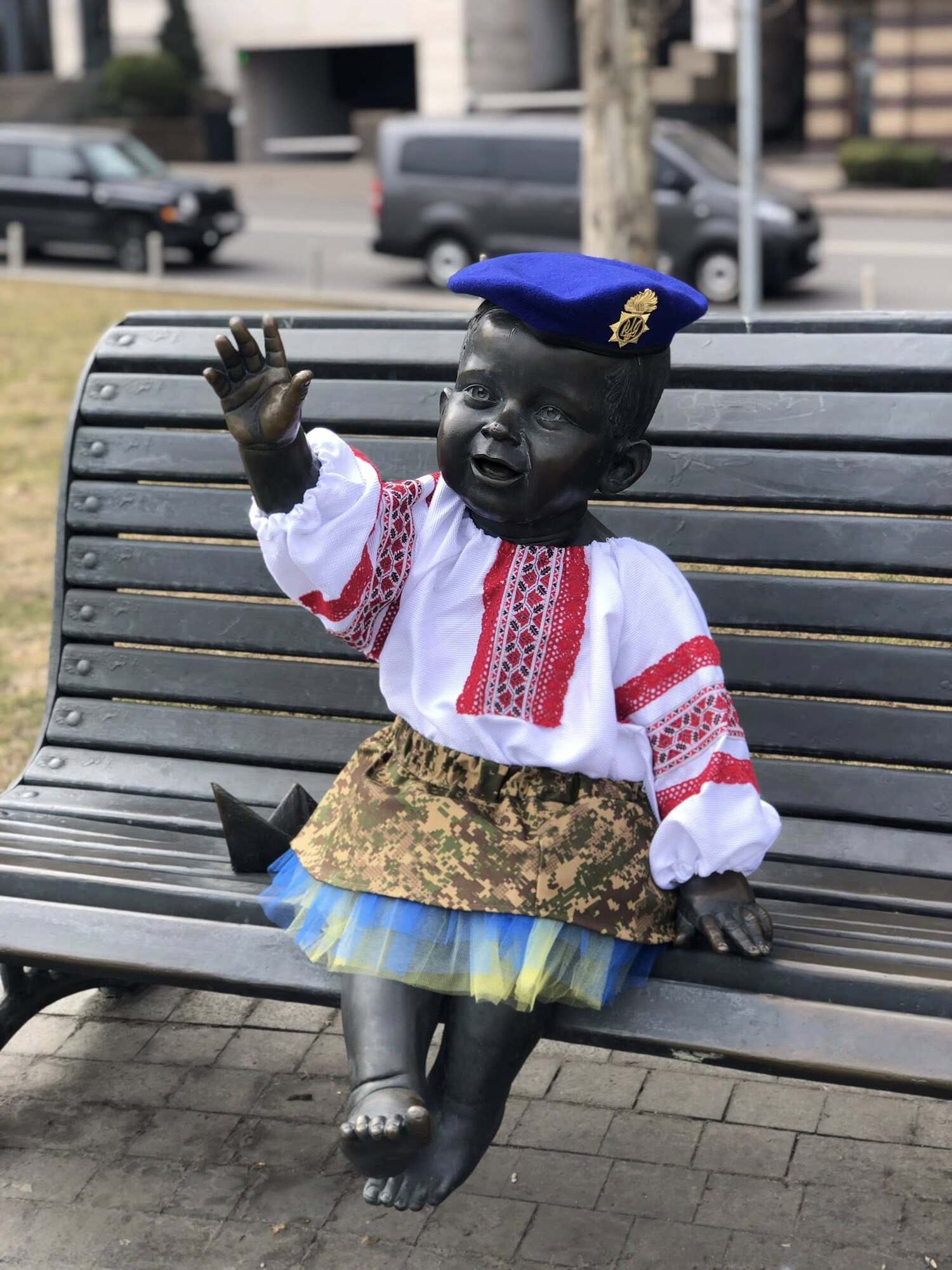На честь Дня Нацгвардії України переодягли скульптури малюків – засновників Києва. Фото