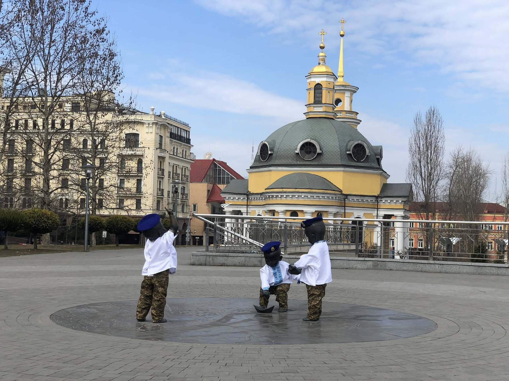 На честь Дня Нацгвардії України переодягли скульптури малюків – засновників Києва. Фото