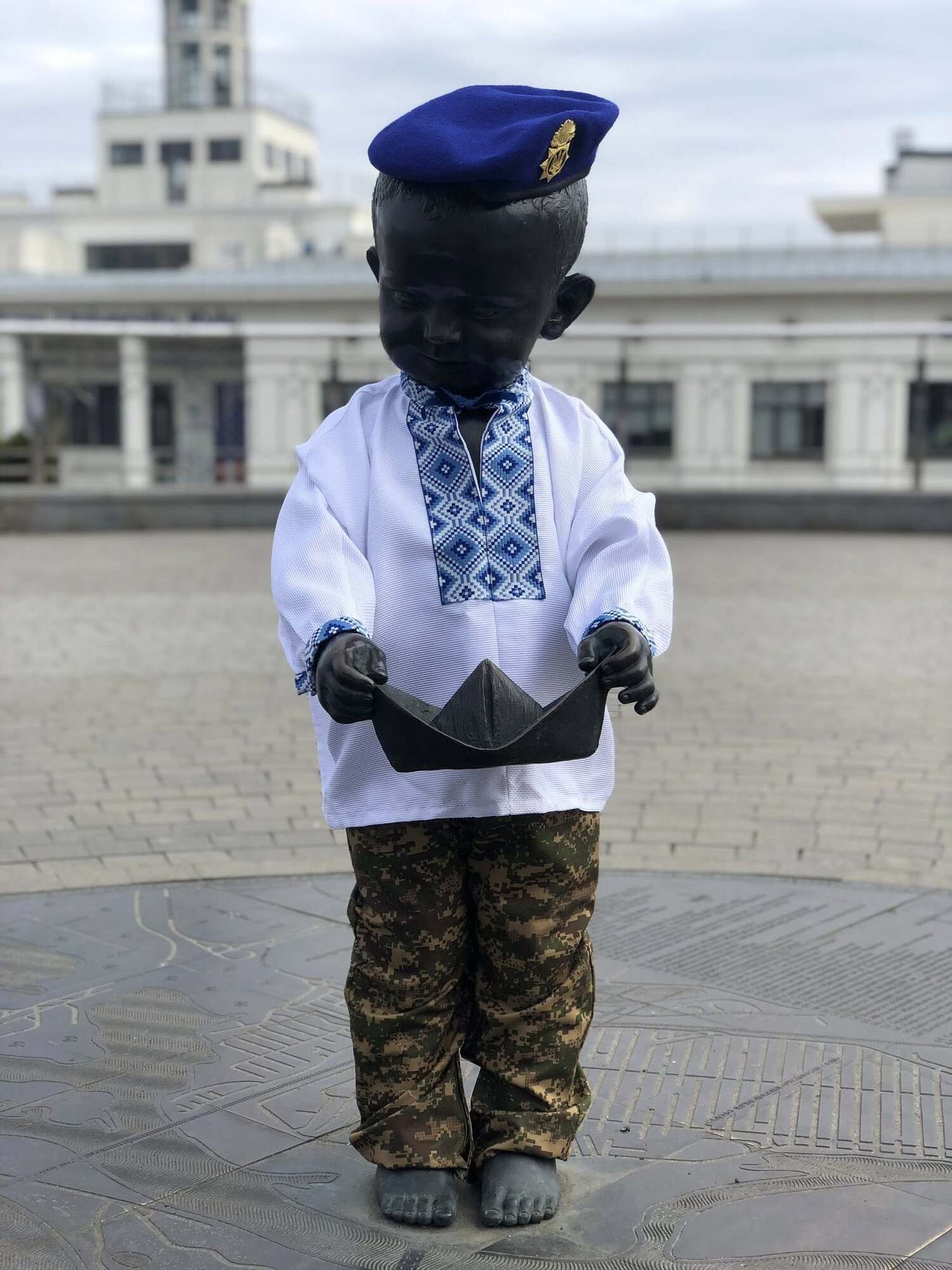 На честь Дня Нацгвардії України переодягли скульптури малюків – засновників Києва. Фото