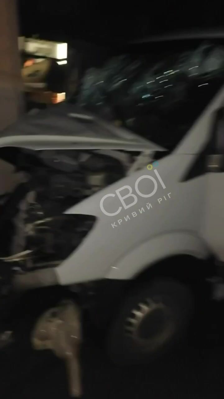 Водій міг заснути за кермом: у Кривому Розі автобус врізався у стовп, є постраждалі. Відео