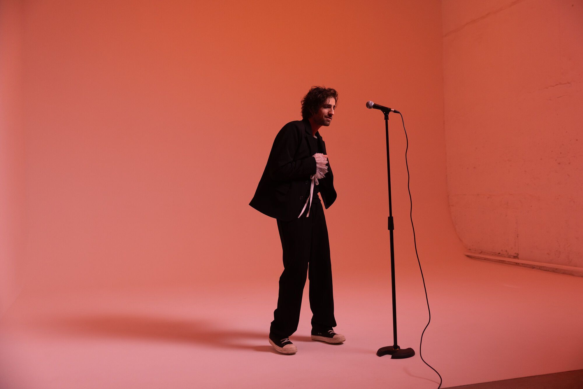 Володимир Дантес презентував українську версію треку "Лайки"