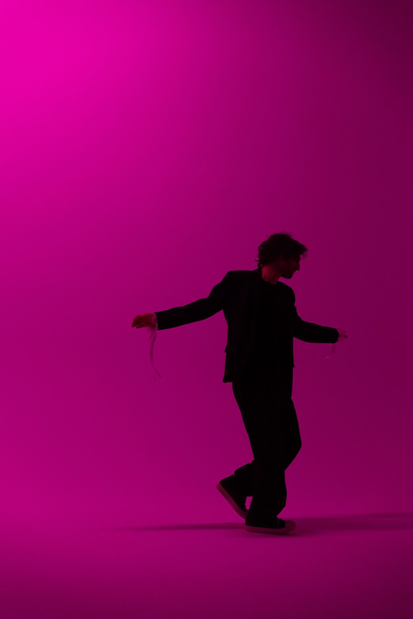 Володимир Дантес презентував українську версію треку "Лайки"