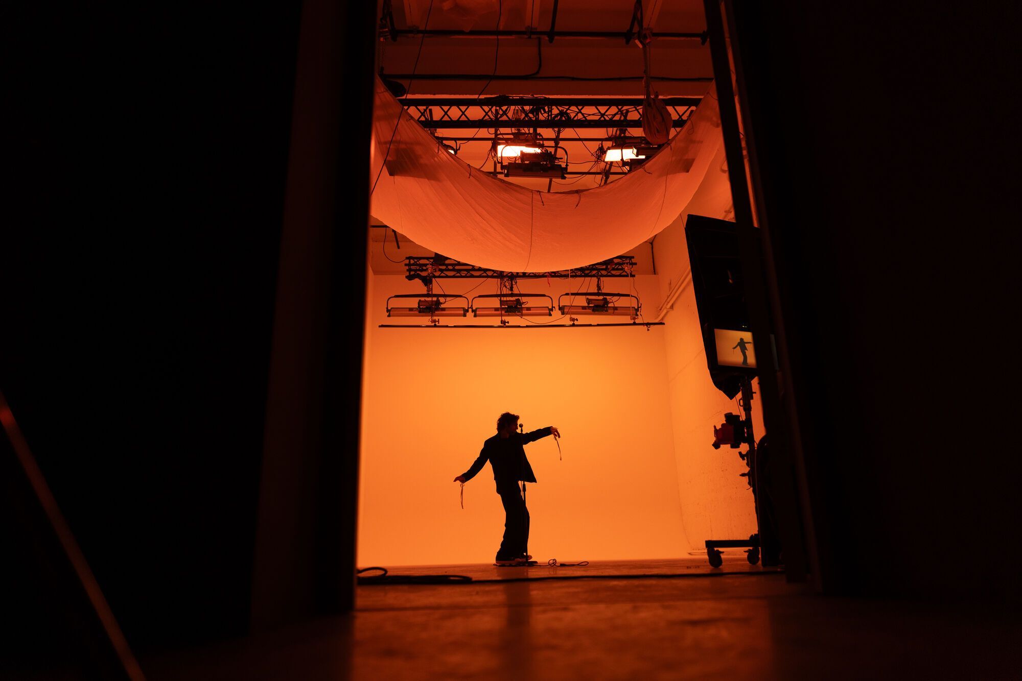 Володимир Дантес презентував українську версію треку "Лайки"