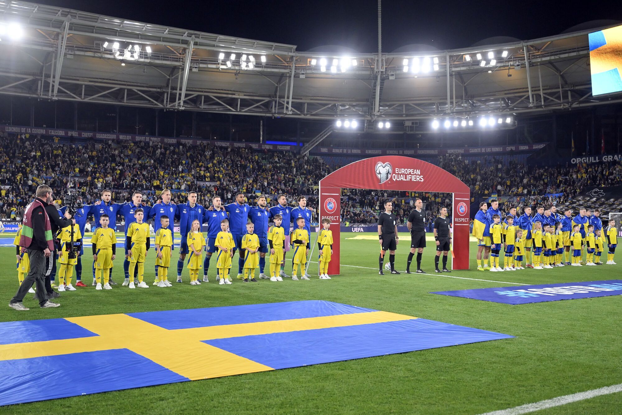 Стадион в Испании фантастически исполнил гимн Украины перед матчем со Швецией в плей-офф отбора на ЧМ-2026. Видео