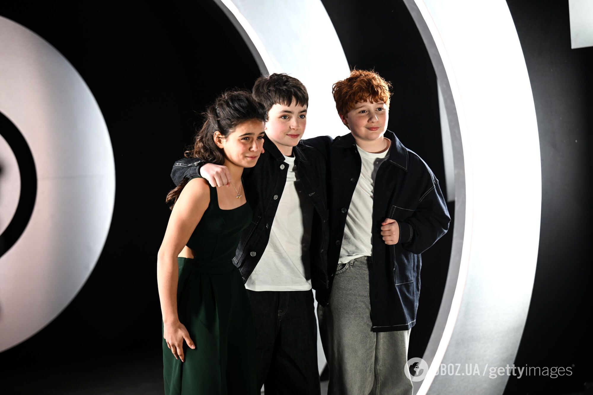 Гаррі, Рон і Герміона з нового серіалу "Гаррі Поттер" уперше разом вийшли на червону доріжку. Фото майбутніх суперзірок