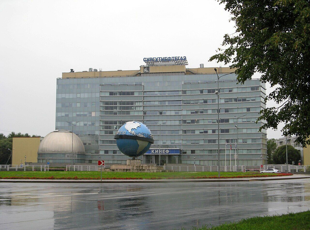 Дрони атакували Киришський НПЗ, сталась пожежа: це один із ключових заводів Росії. Відео