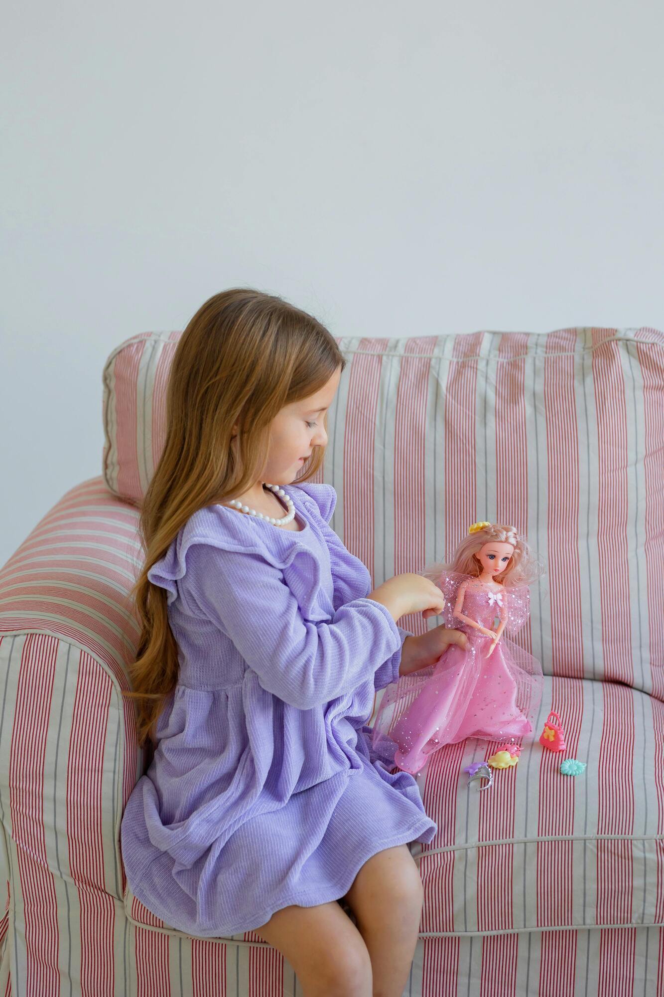 Почему Барби лучше гаджетов: ученые обнаружили неожиданную пользу кукол для развития детей 4–8 лет