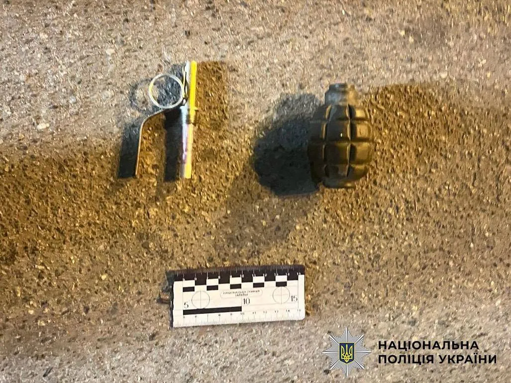 В Киеве иностранец посреди улицы приставал к прохожим и угрожал им гранатой. Подробности и фото