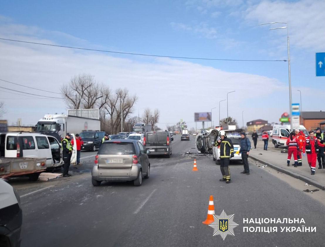 У Києві сталась ДТП за участі легковика та мікроавтобуса: одна з машин перекинулась, є загиблий та постраждалі. Фото та відео