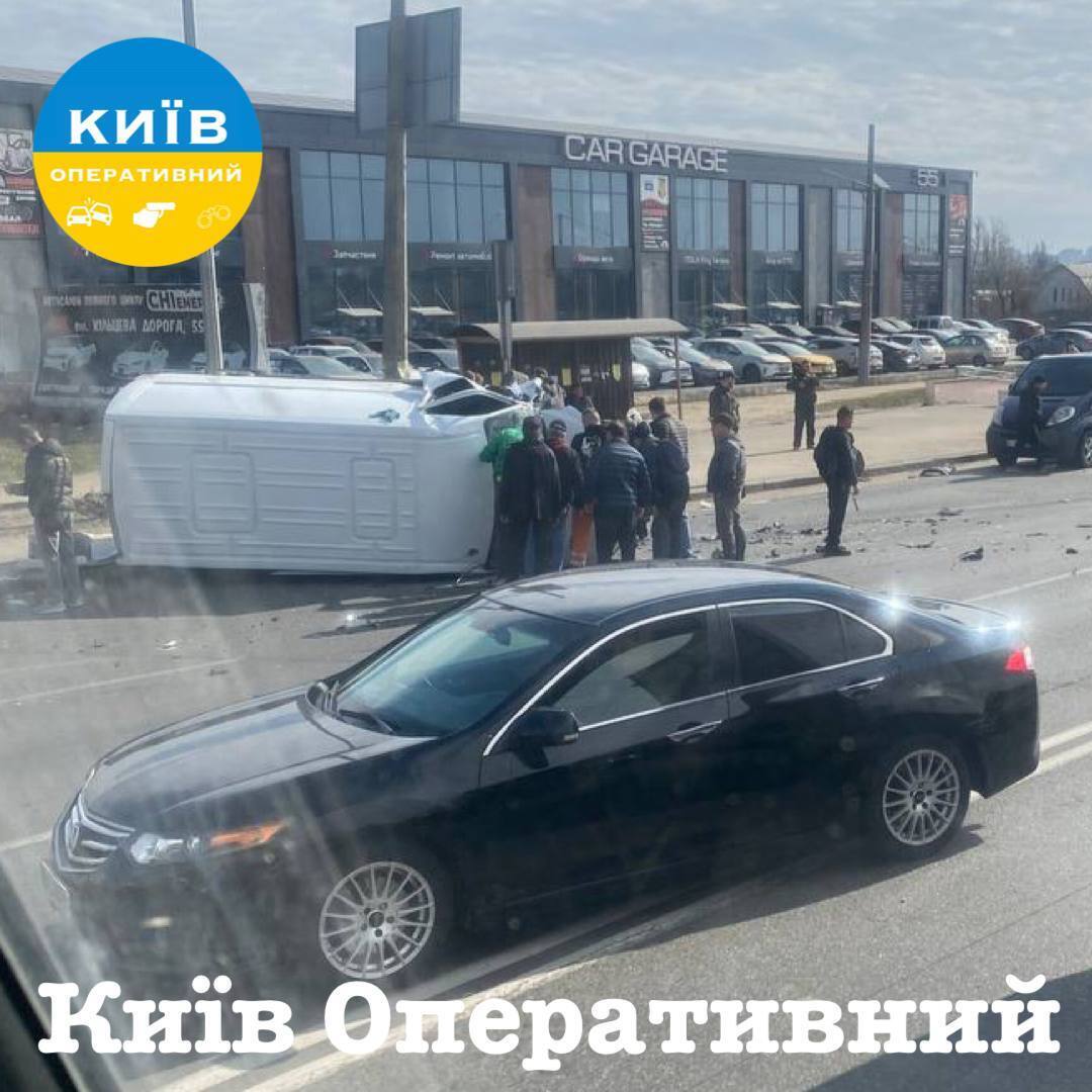 У Києві сталась ДТП за участі легковика та мікроавтобуса: одна з машин перекинулась, є загиблий та постраждалі. Фото та відео