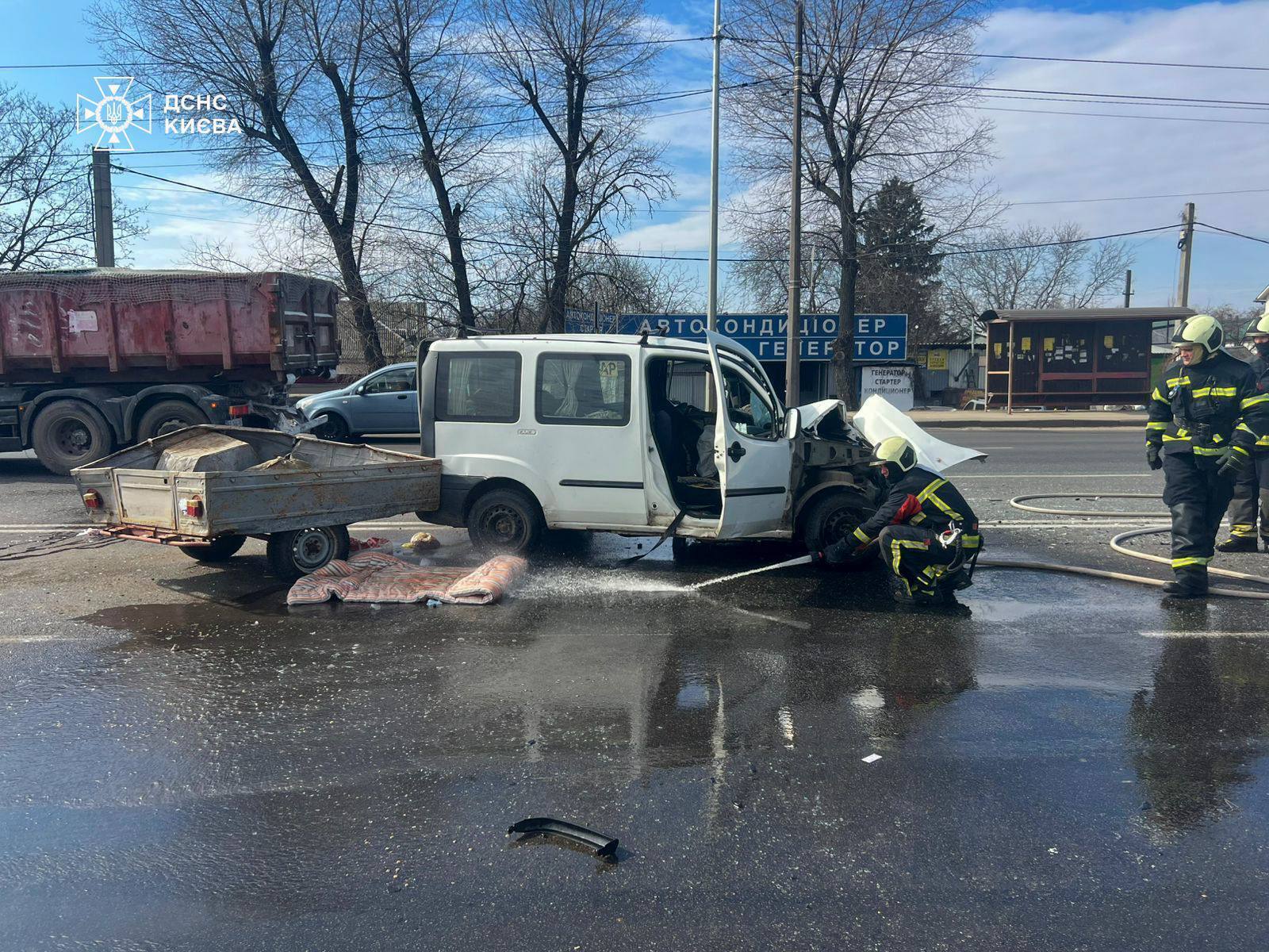 У Києві сталась ДТП за участі легковика та мікроавтобуса: одна з машин перекинулась, є загиблий та постраждалі. Фото та відео