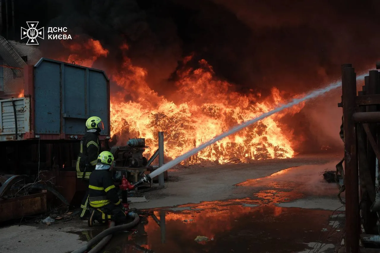 В Киеве произошел масштабный пожар: столб черного дыма видно в разных районах. Все подробности, фото и видео