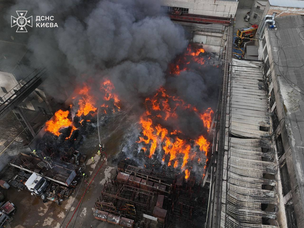 В Киеве произошел масштабный пожар: столб черного дыма видно в разных районах. Все подробности, фото и видео