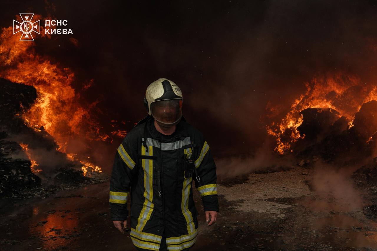 В Киеве произошел масштабный пожар: столб черного дыма видно в разных районах. Все подробности, фото и видео
