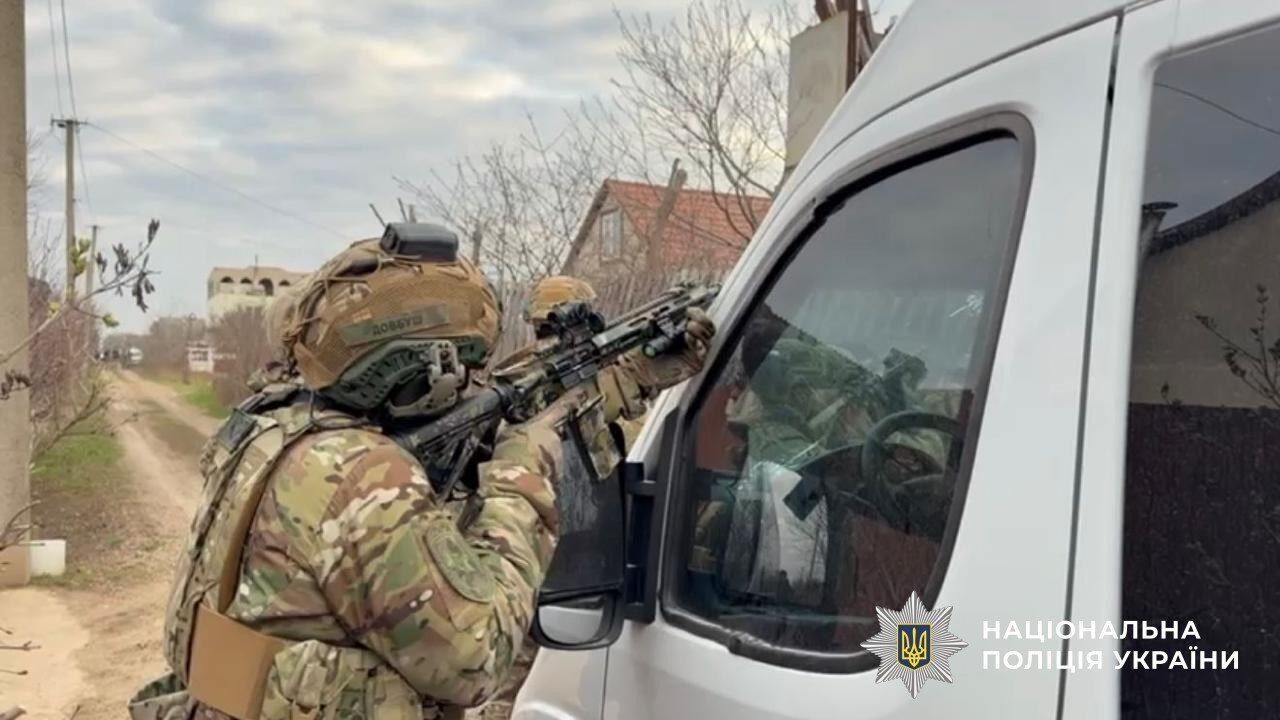 В Одесі водій авто відкрив стрілянину по поліцейських: нападника ліквідували під час затримання. Фото і відео