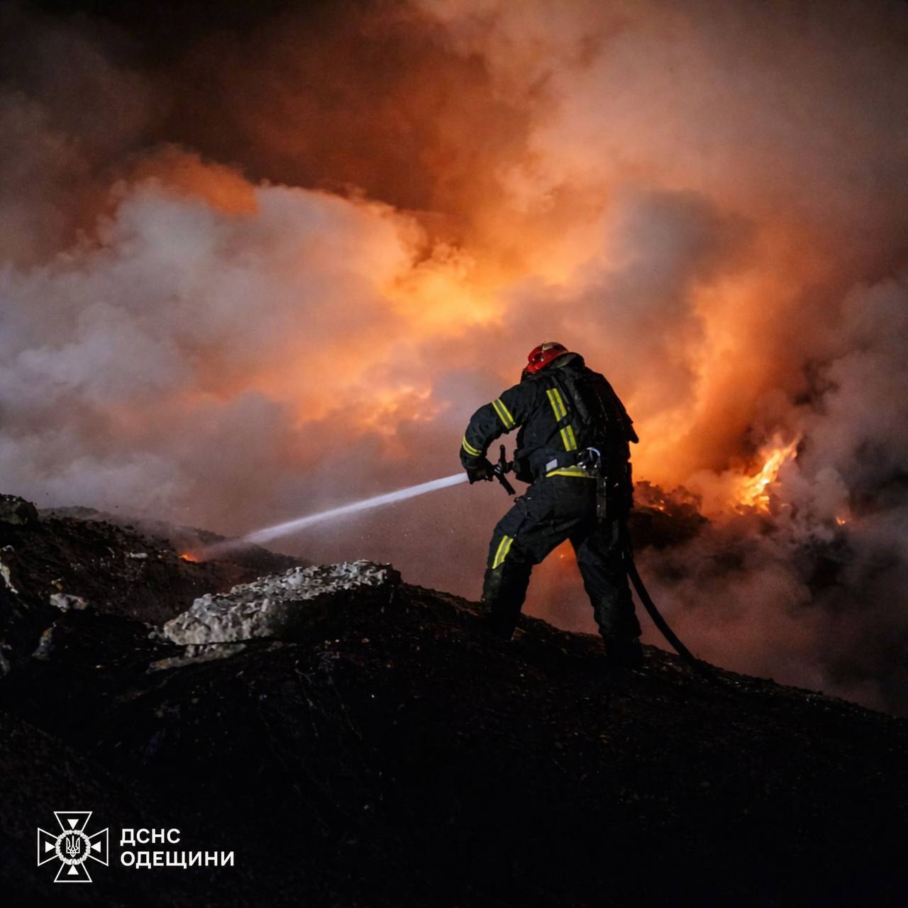 Окупанти атакували портову та енергетичну інфраструктуру Одещини: стались пожежі, є постраждалий. Фото